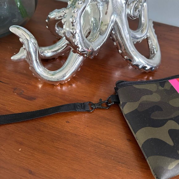 NWOT Haute Shore Camo & Pink Wristlet - Picture 5 of 6